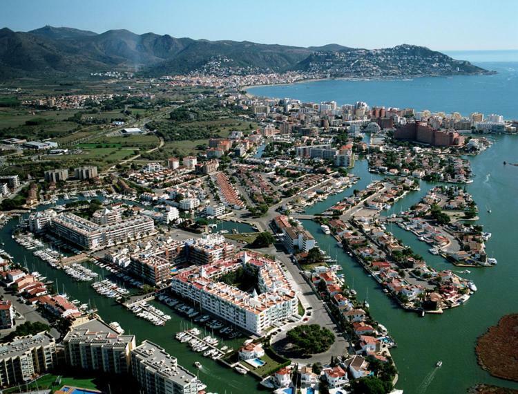 Holidays Penthouse Vues Panoramiques Sur Le Port Naval,Un Sejour Elegant Assure " Wifi Parquing Gratuit Росес Екстериор снимка